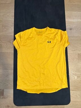 Under Armour Men's T-Shirt - Size L